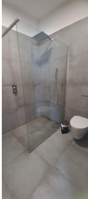 Haartrockner, Handtücher, Toilettenpapier