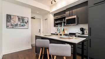 Réfrigérateur, micro-ondes, four, plaque de cuisson