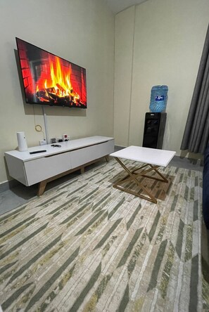 都會開放式客房 | 起居區 | 42-公分智慧型電視，提供數位頻道