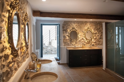 PositiveSpace Kalamata Heights - luxury and history with a view