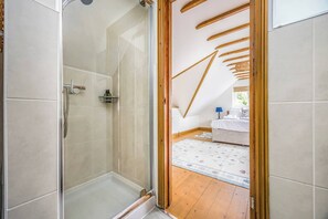 Een douche, een haardroger, handdoeken, zeep