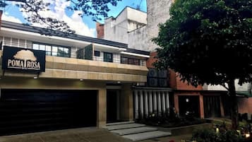 Vista frontal de la propiedad