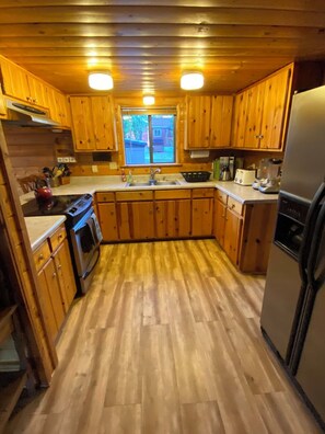 Microwave, oven, stovetop - Hiking trails and access to Elder Lake and Woodland Lake from front door! (Pinetop-Lakeside)