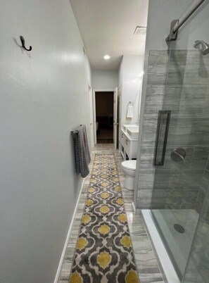 Hair dryer, towels, soap, shampoo - Xavier Place 5 - 3BR Hospital’s & Zoo (Cincinnati)