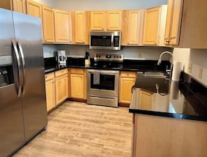 冰箱、微波炉、烤箱、炉灶