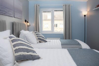 Modern 3BR House, Near City Centre + Airport, Free Parking, Fast Wifi, King Bed