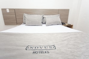 Ropa de cama hipoalergénica y escritorio 