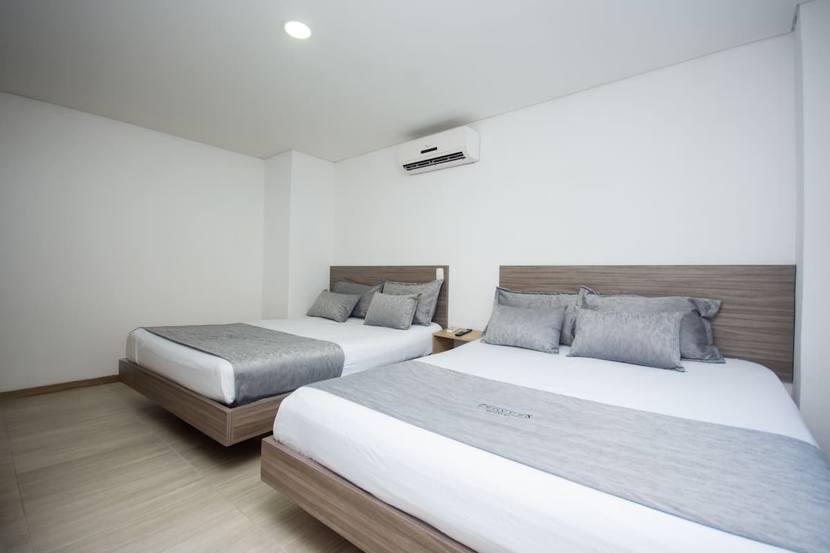 Quarto triplo standard | 1 quarto, roupas de cama antialérgicas, escrivaninha, Wi-Fi de cortesia