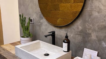 Toallas, jabón, papel de baño