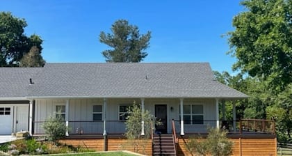 Backyard Wine Country Guest Cottage - Acorn Oaks