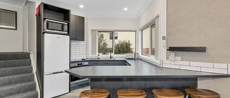 Réfrigérateur, micro-ondes, four, lave-vaisselle