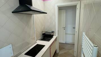 KĂŒhlschrank, Mikrowelle, Herdplatte, Wasserkocher mit Kaffee-/Teezubehör