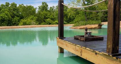Unique Waterfront Nature Cabin Hot Tub Sauna 3 mi from Hocking Hills St Pk