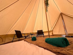 1 bedroom, bed sheets