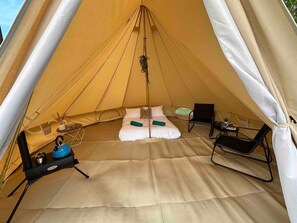 1 bedroom, bed sheets - Barn Owl Tent in Meadow (Chackmore)