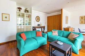 Apartment | Living area - Colonna Classic Style Apartment (Naples)