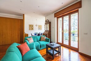 Apartment | Living area - Colonna Classic Style Apartment (Naples)