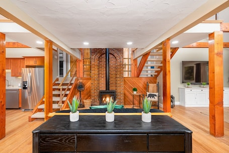 Interior. Luxurious & Lofty Mountain Retreat!