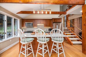 Geladeira, micro-ondas, fogão, cooktop