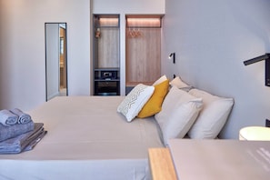 Habitación clásica, balcón, vista a la ciudad | Ropa de cama de alta calidad, edredón y camas con efecto memoria 
