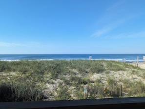 En la playa, sillas reclinables de playa