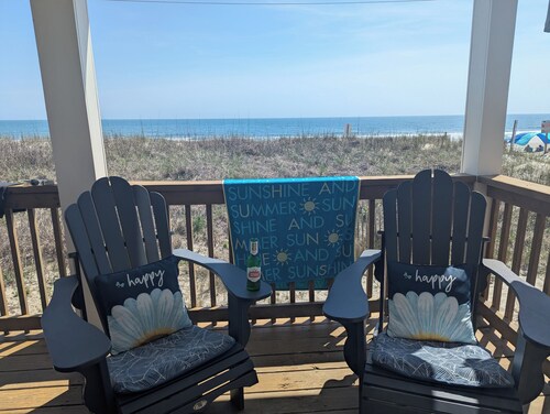 OceanBeachfront 2 bedroom cottage with breathtaking view,  steps to the beach 