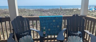 OceanBeachfront 2 bedroom cottage with breathtaking view,  steps to the beach 