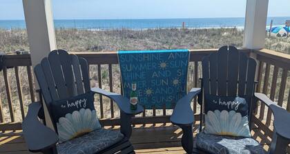 OceanBeachfront 2 bedroom cottage with breathtaking view, steps to the beach