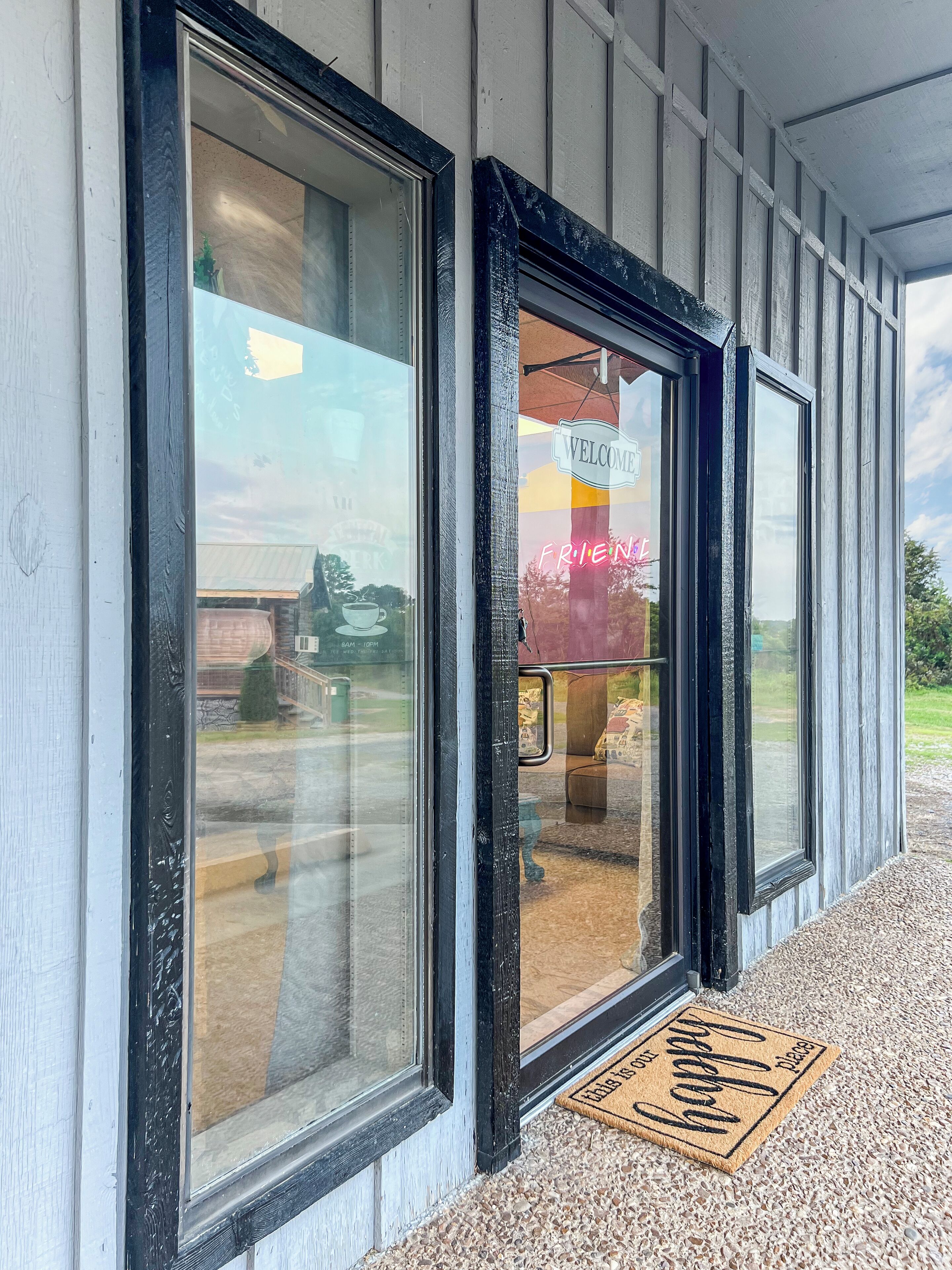 Friends Theme…Pet Friendly, Clean & Centrally Located in the Heart of the Lake! 