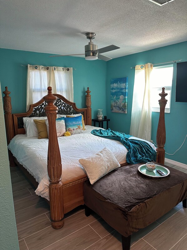 3 bedrooms, desk, iron/ironing board, travel cot