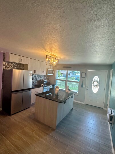 Cozy River Retreat on Island, 3 Minutes to the beach, Family sized 3 Bed House