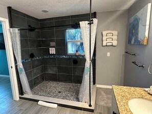 Dusche, Whirlpool, Haartrockner, Handtücher