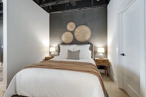 1 dormitorio, tabla de planchar con plancha, wifi y ropa de cama