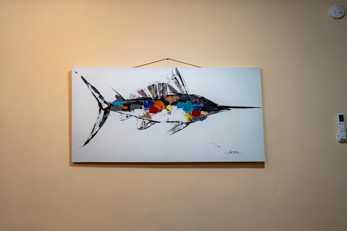 Ein Fisch ist auf der Wand gemalt.