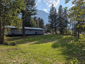 Exterior - Family friendly escape miles from Glacier National Park. (Hungry Horse)