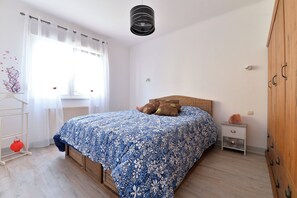 3 bedrooms, desk, iron/ironing board, WiFi