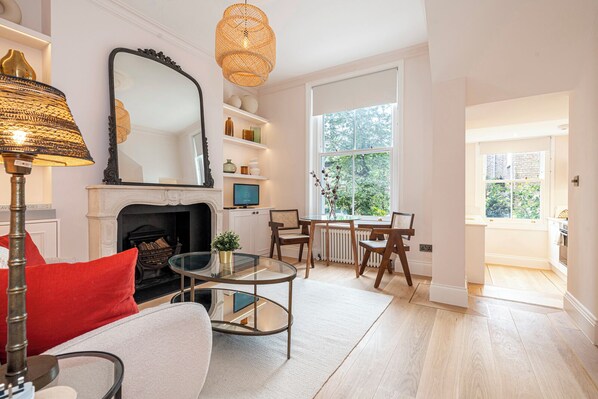 Smart TV - Wild Flowers by UnderTheDoormat (London)