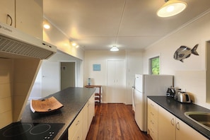 Geladeira, micro-ondas, fogão, cooktop