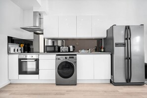 Réfrigérateur, four à micro-ondes, un four, surface de cuisson