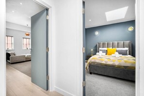 1 camera, una scrivania, ferro/asse da stiro, culla da viaggio