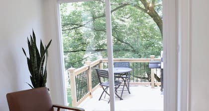 Quiet Cottage - Hot Tub and Creek mins from City