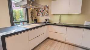 Kühlschrank, Mikrowelle, Ofen, Herdplatte