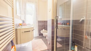 Dusj, hårføner, bidé og håndklær