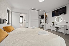 3 bedrooms, desk, iron/ironing board, travel cot - Villa Antares - Luxurious Vacation Oasis (Štinjan)