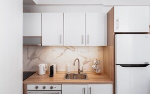 Frigorifero, microonde, forno, piano cottura