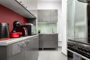 Frigorífico, horno, placa de cocina y lavavajillas
