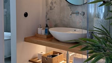 Deluxe-Suite (Themis) | Badezimmer | Dusche, Regendusche, Designer-Toilettenartikel, Haartrockner