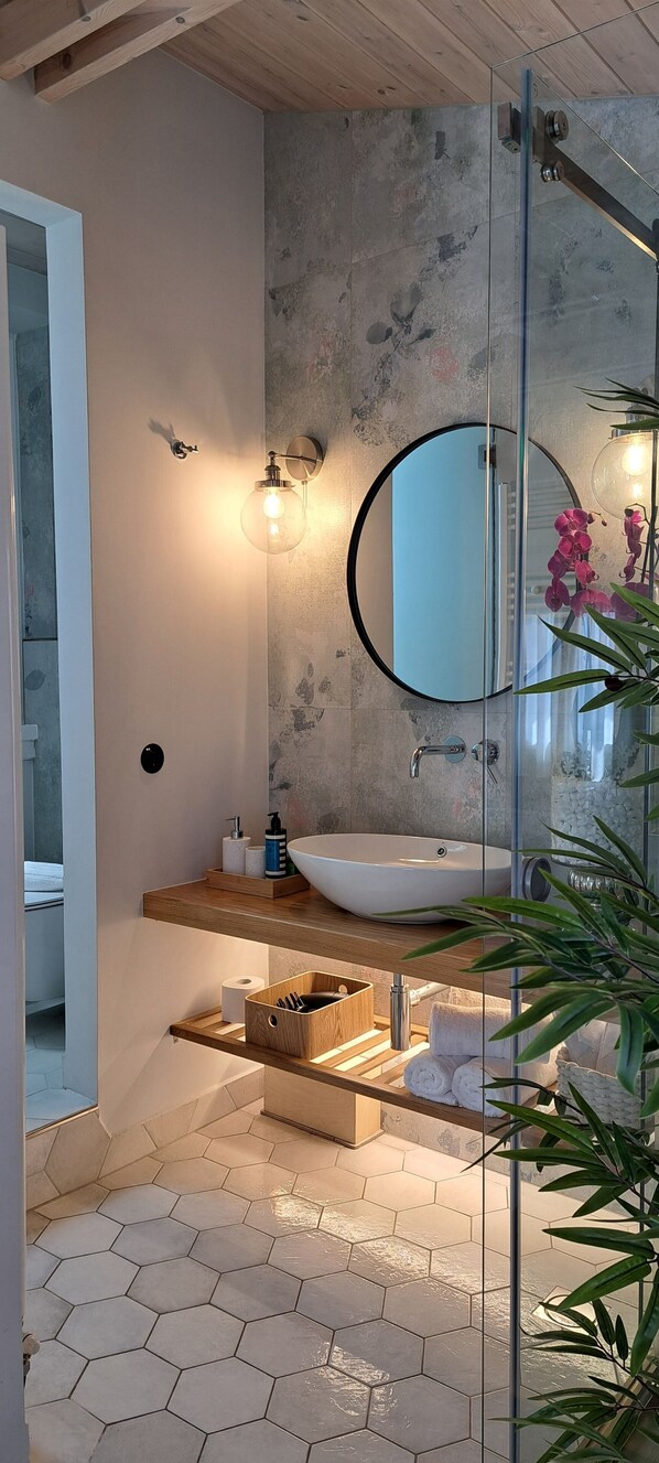 Deluxe Suite (Themis) | Bathroom | Shower, rainfall showerhead, designer toiletries, hair dryer - VERANI SUITES (Lefkada)