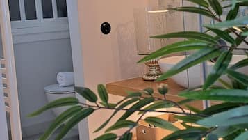 豪華套房 (Themis) | 浴室 | 淋浴設備、雨淋花灑、名牌梳洗用品、風筒