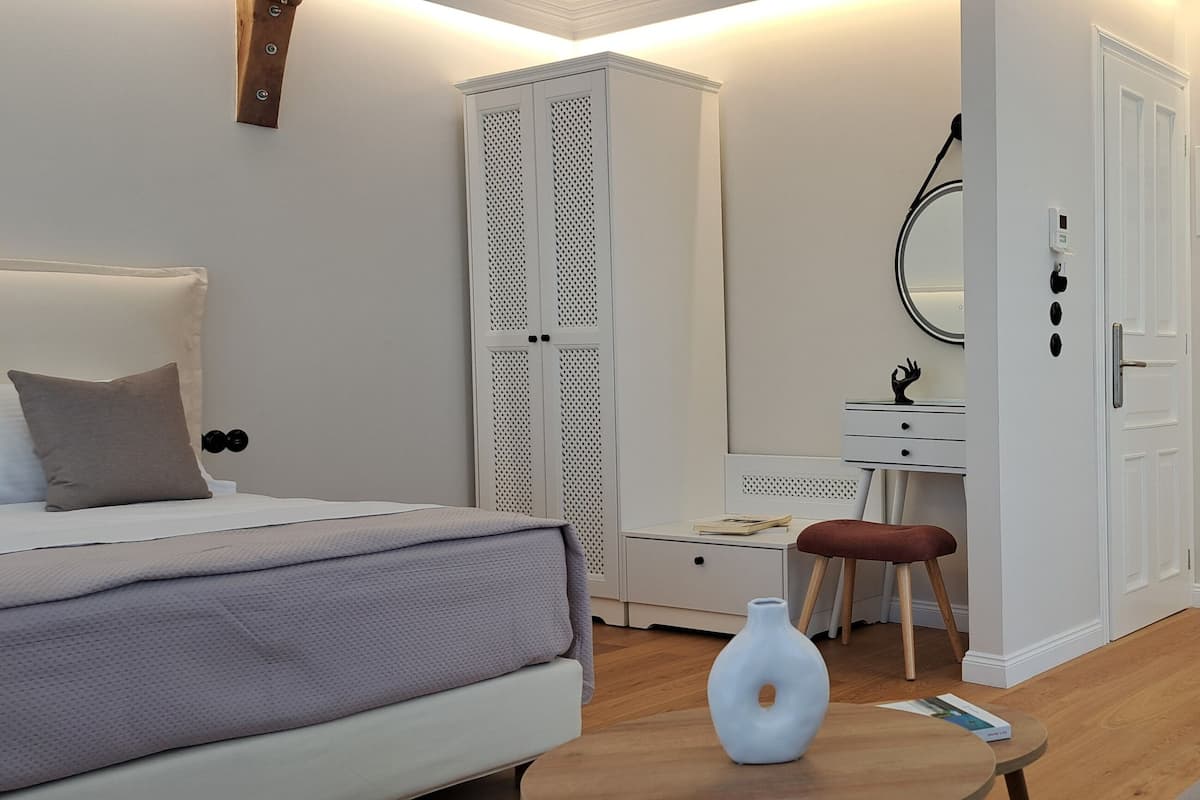 Deluxe Suite (Ioanna) | In-room safe, soundproofing, iron/ironing board, WiFi (free)